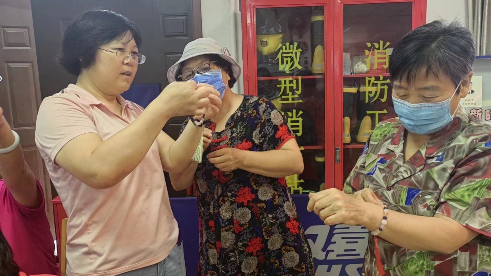 和谐“串”起来 石景山鲁谷街道依翠园南社区开展手串制作活动_北京时间