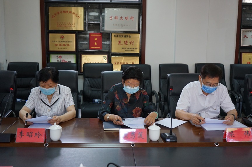 7月18日上午，怀柔区“老少同声颂党恩、携手喜迎二十大、共建百年科学城”暑期主题教育活动启动仪式举办，中国关工委主任顾秀莲，北京市关工委主任梁伟，常务副主任李昭玲，秘书长、市委老干部局一级巡视员刘向东，怀柔区委副书记、区长于庆丰，怀柔区委常委、组织部部长孙晓峰，怀柔区关工委主任王玉山等出席活动。