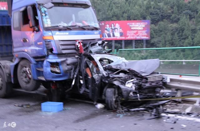 17位中国游客在泰国车祸受伤,司机逃逸,此时该