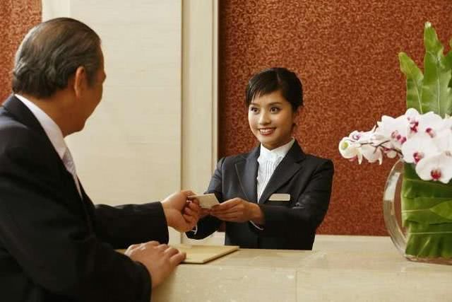 香港工资那么高,想过去香港打工有什么方法?听