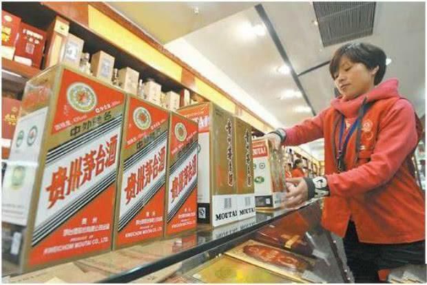 韩国人来中国旅游买了20条烟10瓶茅台,结账时