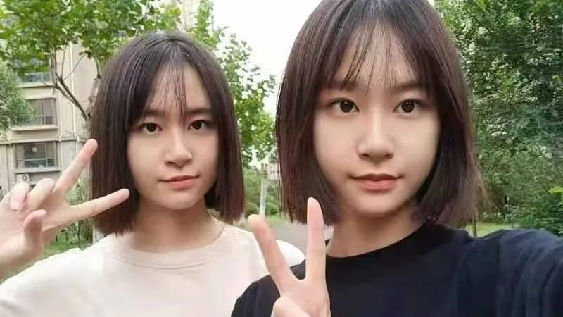 复制粘贴般的飒！00后双胞胎姐妹并肩入伍→