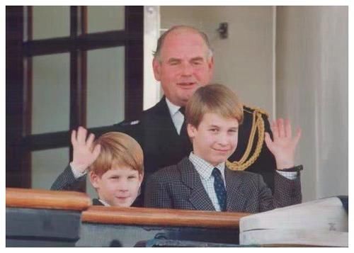 威廉和凯特在一起,哈里王子是什么的表情?网友