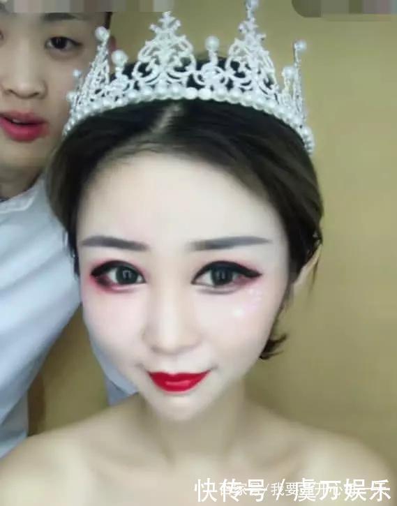 新娘把眼线涂的特别厚,眼皮漆黑,当她睁开眼的
