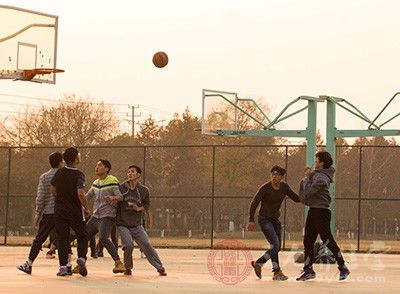 打篮球的好处 打篮球需要做这些热身运动(2)