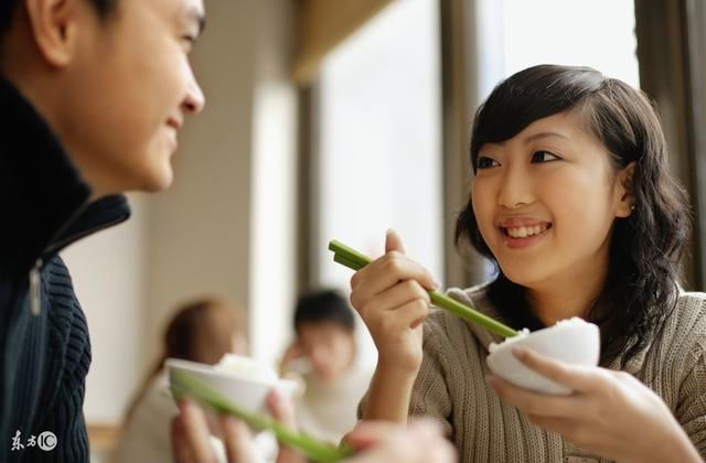 小舅子订婚,他嫌弃爸妈要我坐陪,宴席上我说一