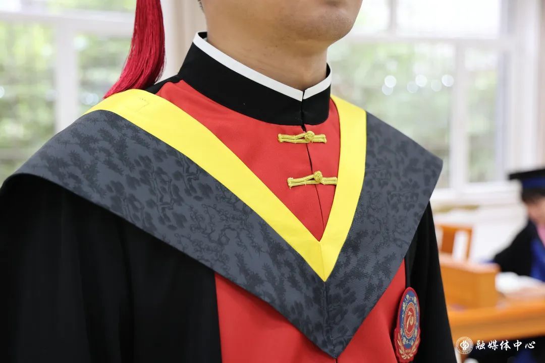 打造毕业仪式感!校庆版专属学位服上线_北京时间