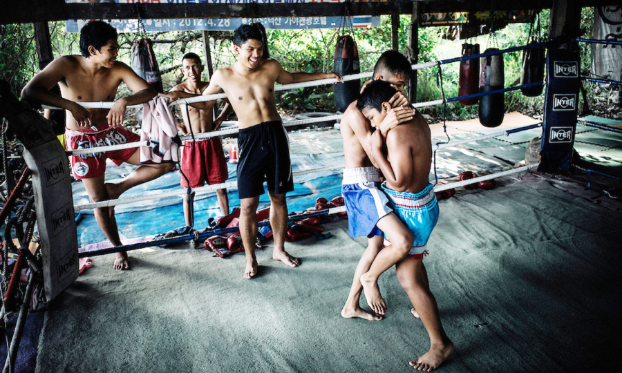 在泰国，人们并不觉得这种儿童拳击有什么问题。但对其他人来说，这可不是什么有趣的事情。