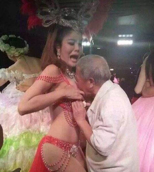 近日，在泰国发生了让人瞎眼的一幕，一位满头花白的老人，在付了20泰铢(人民币大约等于3.6元)后，当众撕扯一位美丽人妖小姐的内衣欲一亲芳泽，人妖小姐惊恐大叫，众人连忙阻拦。