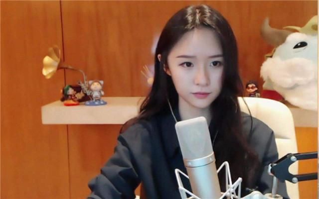 天佑离开后斗鱼主播因祸得福收益上涨,冯提莫