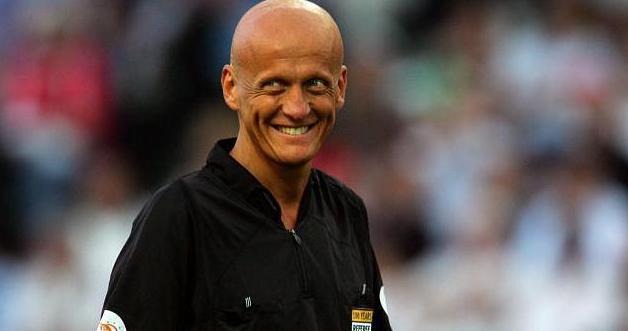 世界杯十大黑哨:韩日世界杯裁判莫雷诺领衔,光