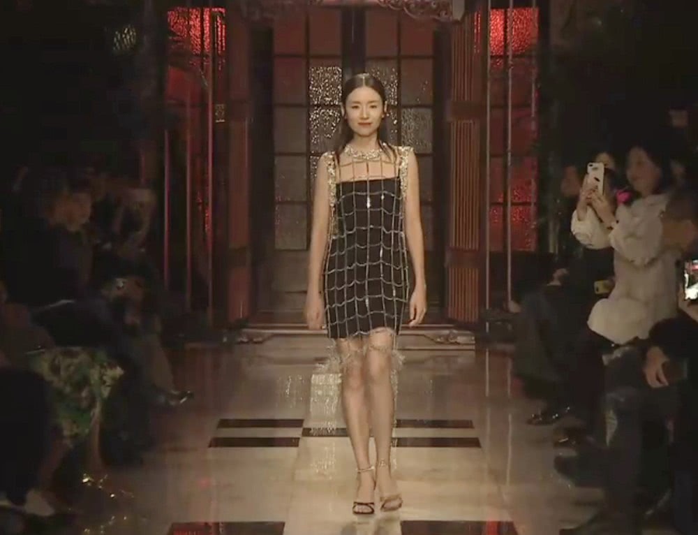 女性走秀遭吐槽:宋佳穿得像清洁阿姨工作服 文琪造型被说丑 女性走秀遭吐槽:宋佳穿得像清洁阿姨工作服 文琪造型被说丑