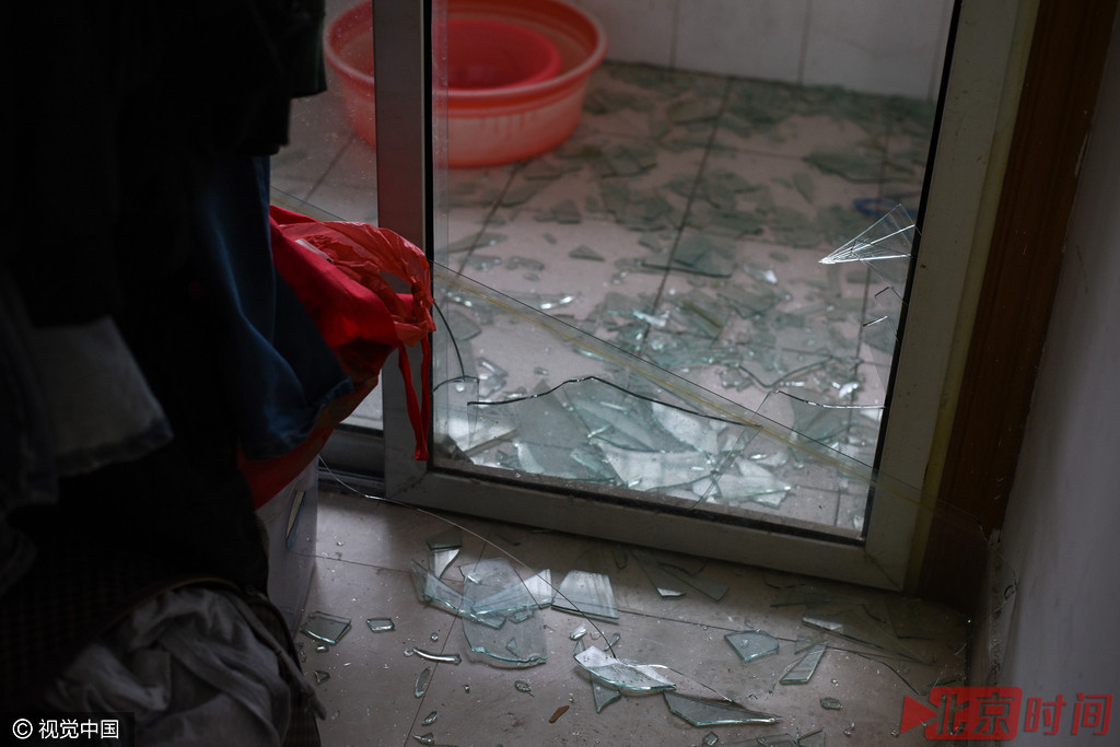 住户的门玻璃也被砸碎。