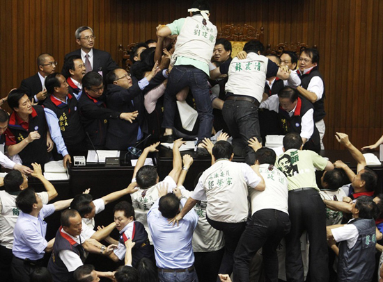 图为台湾议员过往的打群架现场。