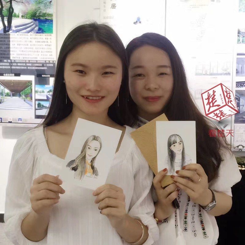 高校教师手绘肖像赠学生 走心毕业礼物打动人