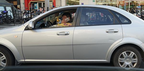 上海电子警察开始抓拍开车打手机 扣2分罚200