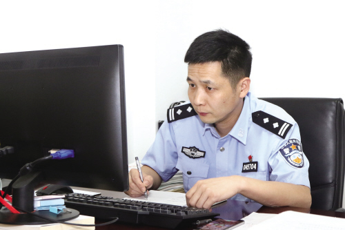 张宏远:拿起笔便是与文字作战的"战士"