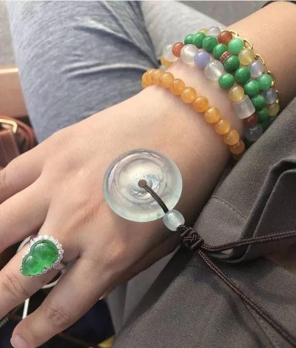 广州一土豪美女戴168000000元翡翠玉镯惊现