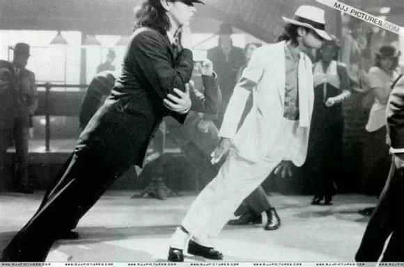 迈克尔杰克逊45度倾斜的奥秘,郭天王也曾重