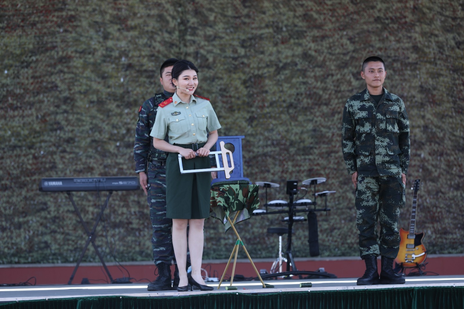 武警文艺轻骑队巡演《向战而行为兵歌》在武警内蒙古总队新兵团上演