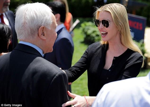 伊万卡着装休闲听特朗普讲话, 颈纹皱纹尽显女