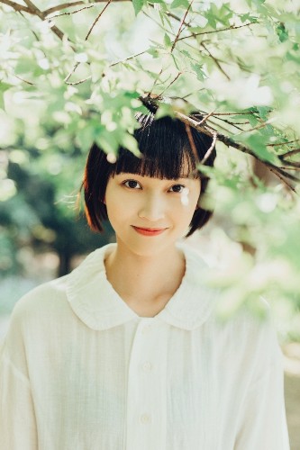 组图:《心理罪》女警虞朗戏外短发清爽白裙飘飘