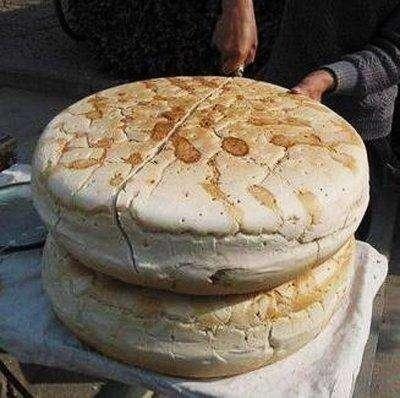 哈达铺当地的特产是锅盔,这是关中地区的民间面食,沉甸甸的的大面饼