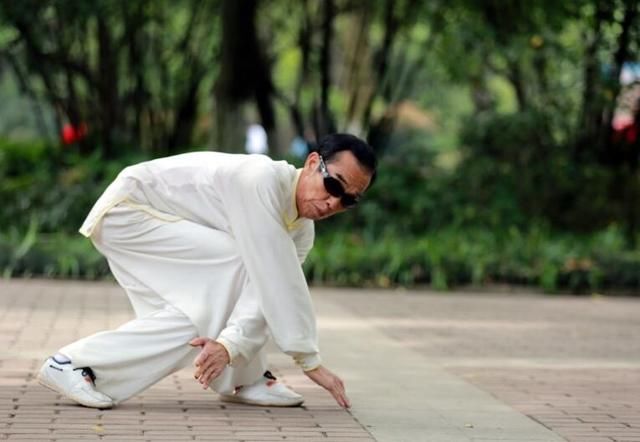 武术基本功鲤鱼打挺跌扑滚翻 为套路和散打武