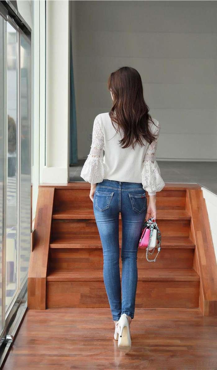 高腰设计让腿线更显修长.蓝色牛仔紧身裤