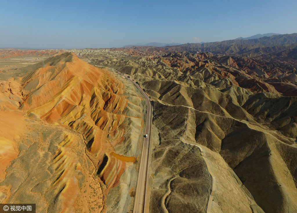 它的山峰由悬崖峭壁构成，许多崖壁高达几百米，拔起于平川或河岸之上，危崖劲露，光滑削齐，气势磅礴，苍劲雄浑，可谓“霞山拟岱宗，锦石梁父耳”.