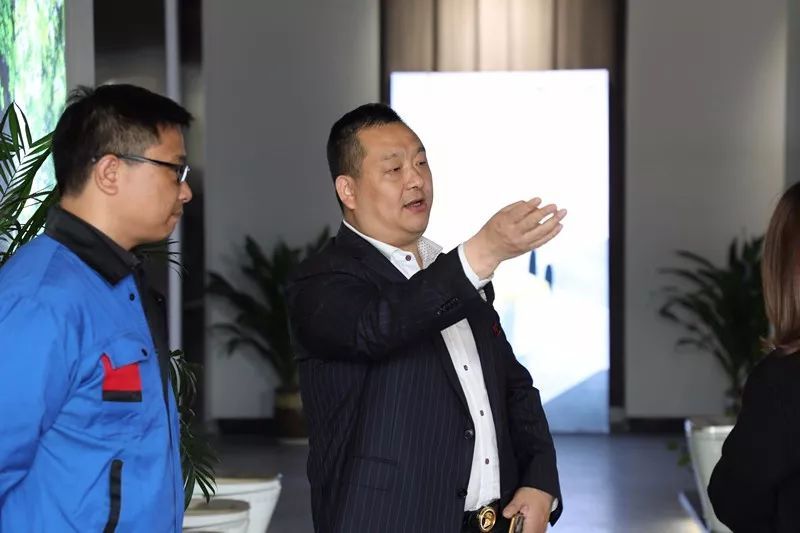 陈军民想着忙完手头工作再安排旅游,可周海峰知道了这事,当即给陈军民