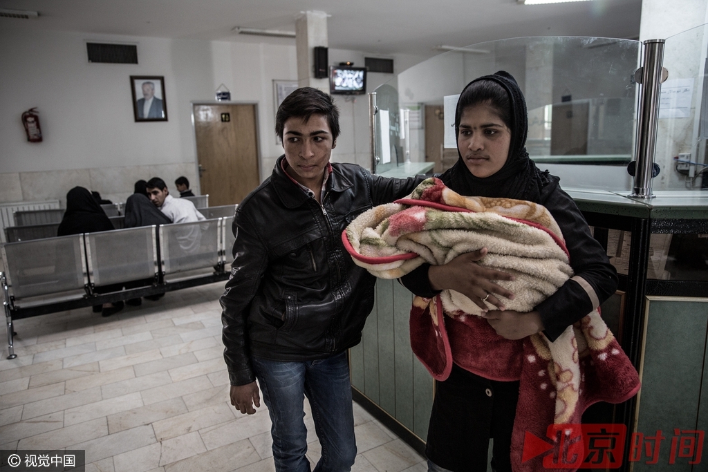 像很多其他童年时期结婚的夫妻一样，Behzad 和 Zeinab遭受了很多，面临贫困、缺乏教育、身心健康、缺乏设施、缺乏社会尊严类似的问题，前途暗淡。