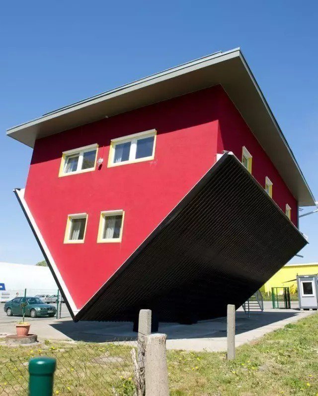 奥地利西部有一所上下颠倒的房子.