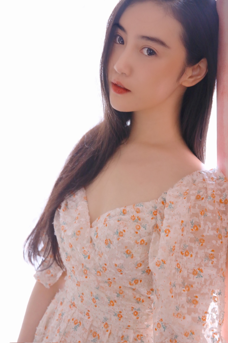 豆瓣女神张辛苑晒花裙写真 深v撩人秀事业线