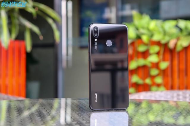 华为nova 3i开箱图赏:首发麒麟710的四摄手机