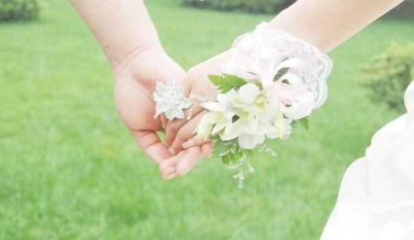 我嫁给穷老公不要彩礼钱,婚礼当天婆婆说一话