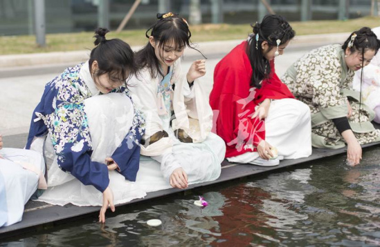 汉服美女现南京秦淮河畔 女儿节行上巳节古礼