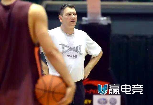 王治郅来了!山东男篮与八一队进行热身赛,小将