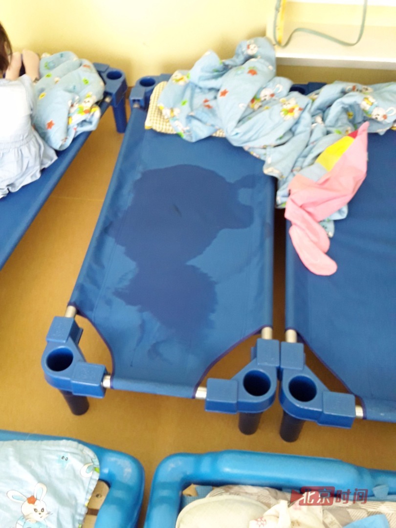 孩子们一旦尿床，梁园长的方法是“不用处理”。被大面积尿湿的被子和床铺，就这样直接收进了仓库。