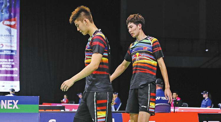 8月23日,李俊慧(右)/刘雨辰在比赛中.(新华社发)