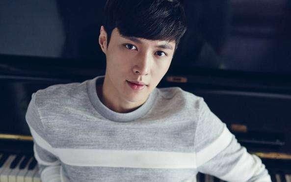 粉丝偶遇张艺兴合影遭助理阻拦,张艺兴一个举