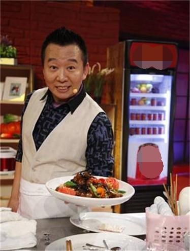 71岁侯耀华涂口红与美女徒弟拗造型,儿子微博