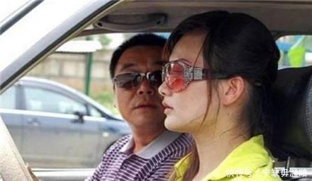 女孩考C1驾驶证,与教练多次外出还是不给过,人