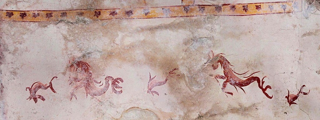 目前，只能见到房间的拱顶和墙壁上方，上面有细致的绘画，描绘的形象包括半人马和天神等。