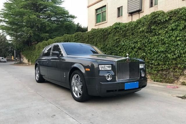 借亲戚的劳斯莱斯,开门的时候把门把手弄断了