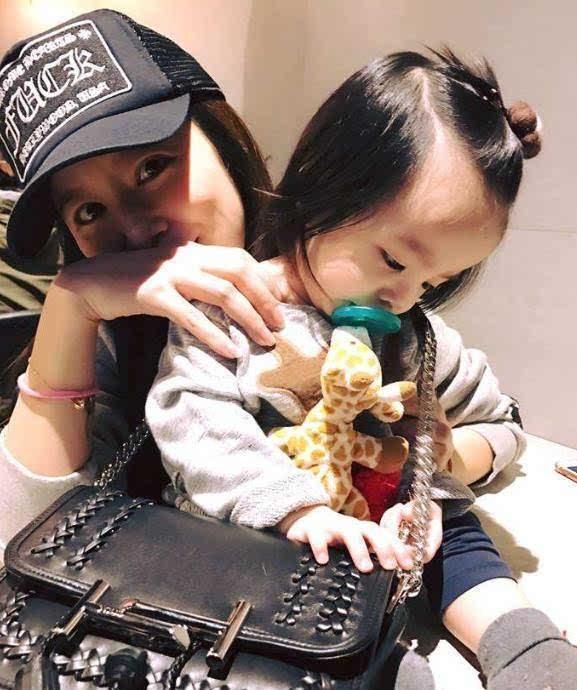 霍建华女儿照片首次亮相,林心如满脸幸福,网友