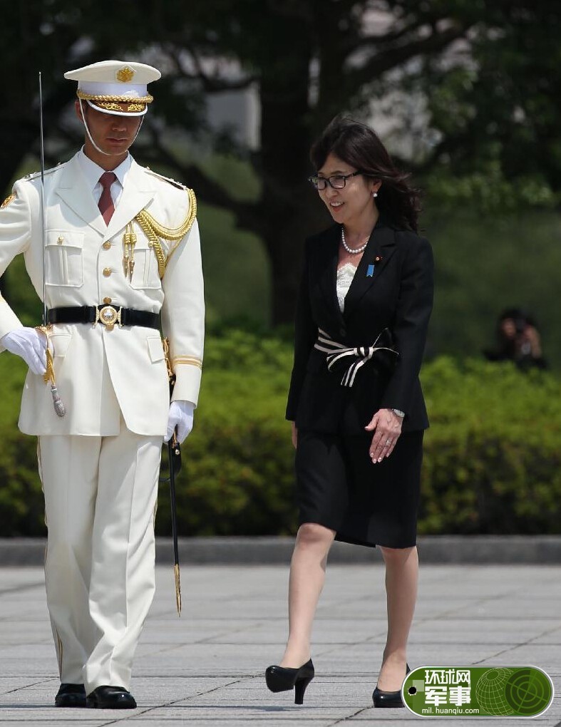 同时，新内阁延续了“女性闪耀”政策。改组后女性阁僚人数维持在3人，分别是新任防卫大臣稻田朋美、留任总务大臣的高市早苗，以及由环境大臣转任奥运担当大臣的丸川珠代。