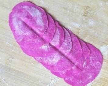 火龙果别直接吃了,做成玫瑰花馒头当早餐,小孩