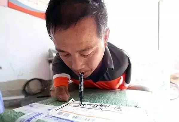 无牌宝马超速狂飙 警察截停后发现司机没有手 无牌宝马超速狂飙 警察截停后发现司机没有手