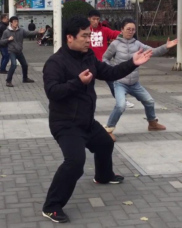 其自幼隨家父陳石山大師學習家傳陳氏太極拳,後又師承陳小星大師,擁有